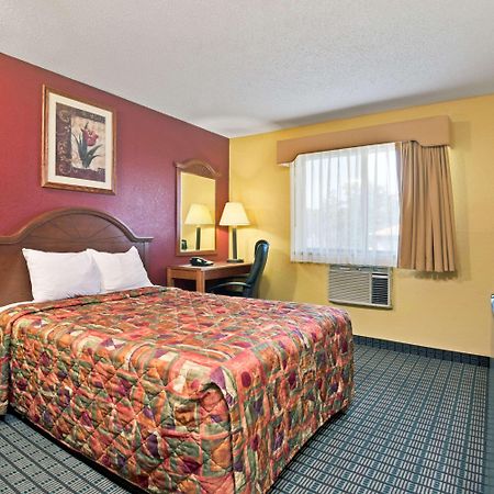 Days Inn By Wyndham Torrington Extérieur photo