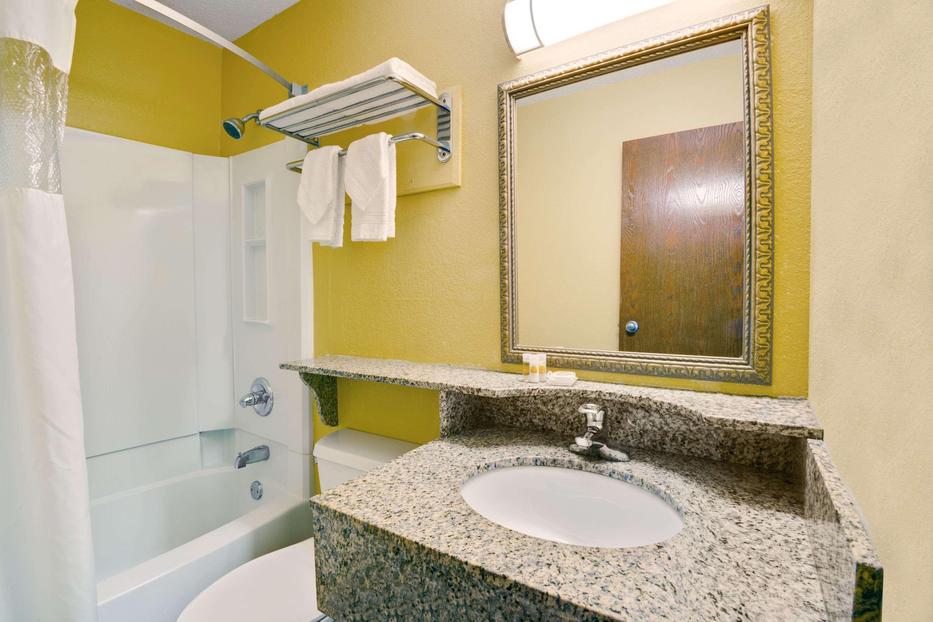 Days Inn By Wyndham Torrington Extérieur photo
