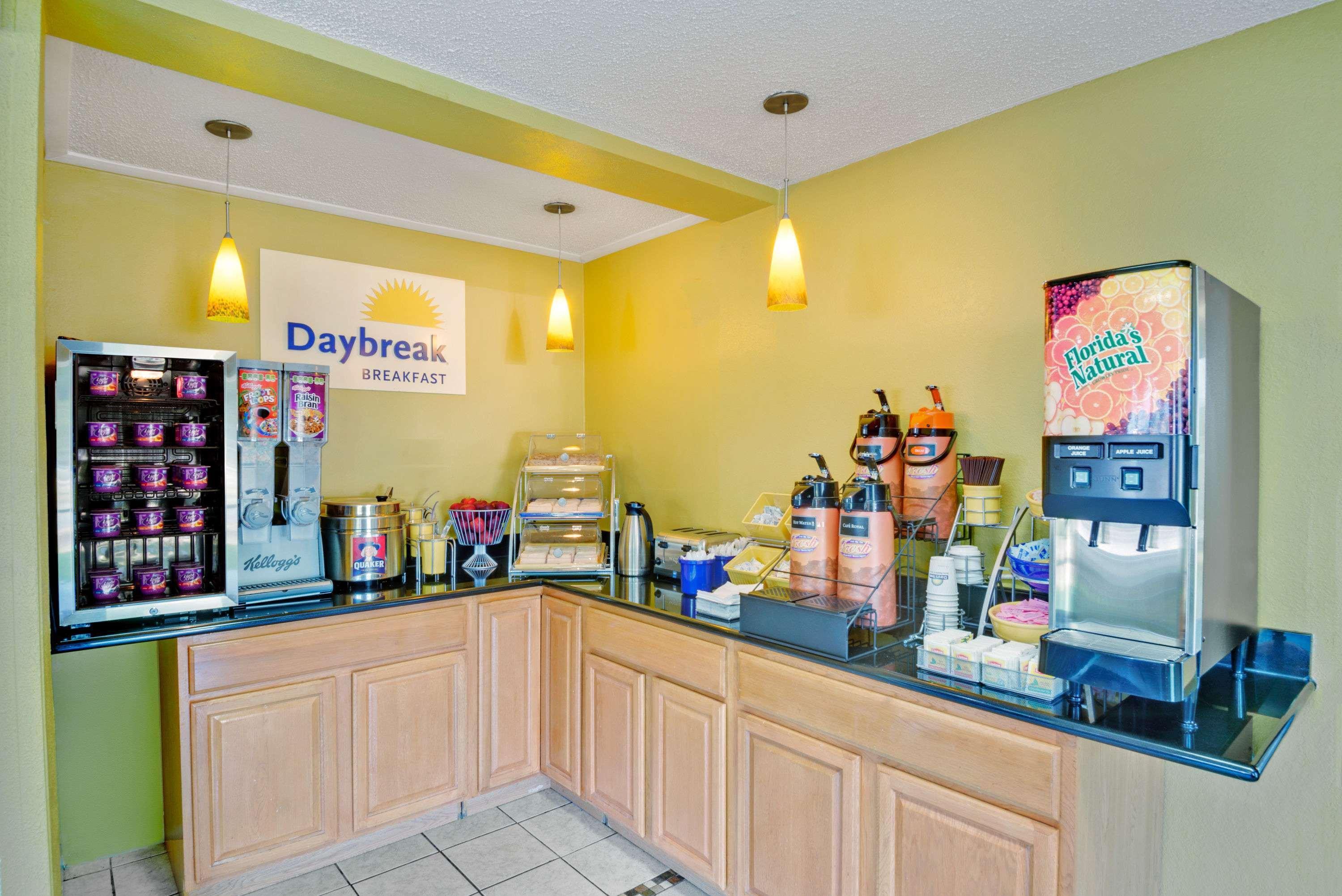 Days Inn By Wyndham Torrington Extérieur photo
