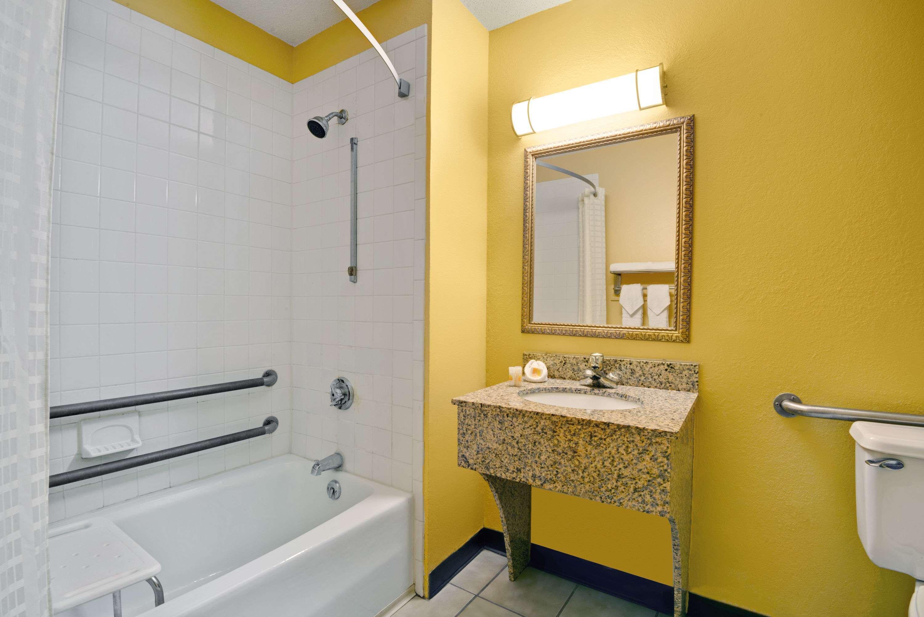 Days Inn By Wyndham Torrington Extérieur photo