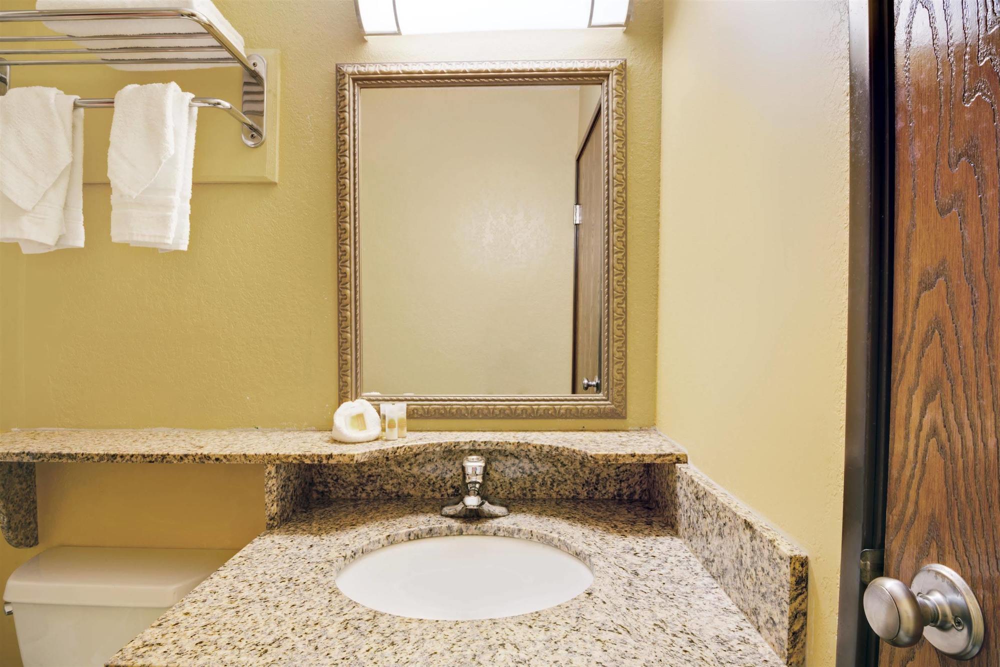 Days Inn By Wyndham Torrington Extérieur photo
